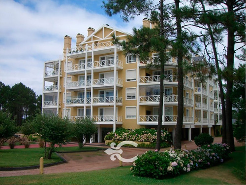 Apartamento En Punta Del Este Ref. 7814 (ref: Cbr-580)