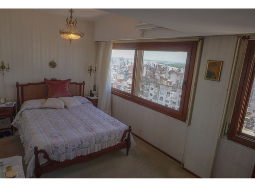 Departamento De 4 Dormitorios Con Cochera- Vista Parcial Al Río