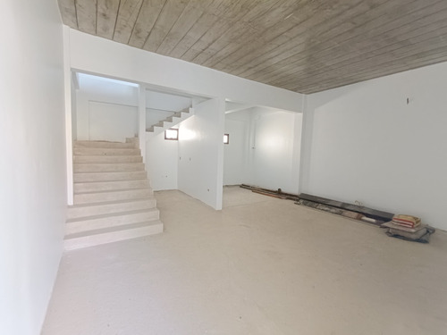 Ponto Comercial, Salão 220 Metros( Valor C/ Iptu ) 02,04ou06 Vagas Cobertas,02 Banheiros, Pé Direito 3,80 De Altura, Localizado Na Rua: Dr. Mario Vicente,484 Bairro Do Ipiranga São Paulo Sp