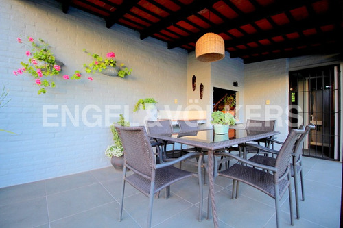 Impecable Casa Con Piscina En Venta Carrasco