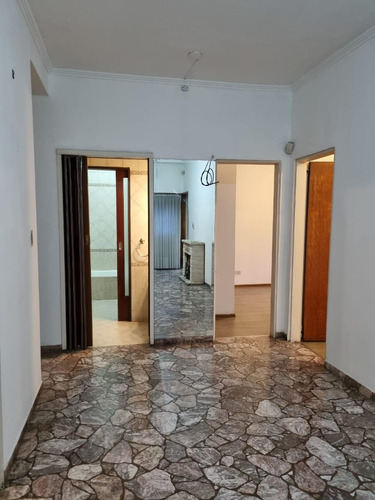 Castelar Norte. Casa 4 Amb. Luminosos. P.baja. Pieta/terraza/fácil Acceso Autopista. P.alta Playroom Solo Venta Directa