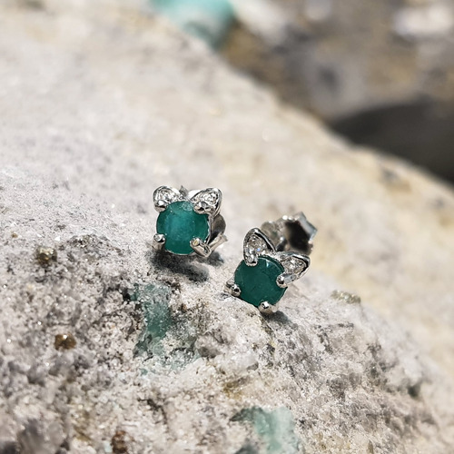 Aretes De Plata Con Esmeralda Con Rodio En Forma De Gato
