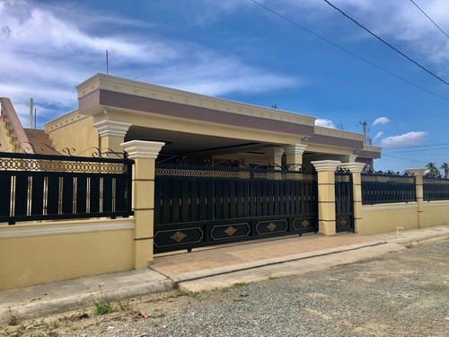 Casa En Venta En Residencial Privado De Jarabacoa, República Dominicana. 