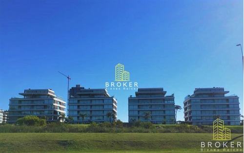 Apartamento En Venta De 3 Dormitorios En Playa Brava