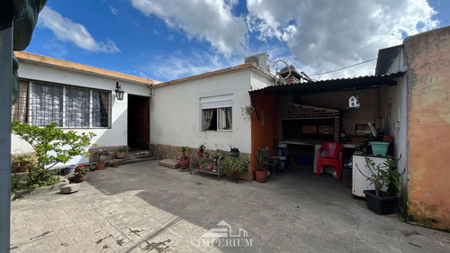 Casa De 3 Dormitorios Con Local Comercial !!!