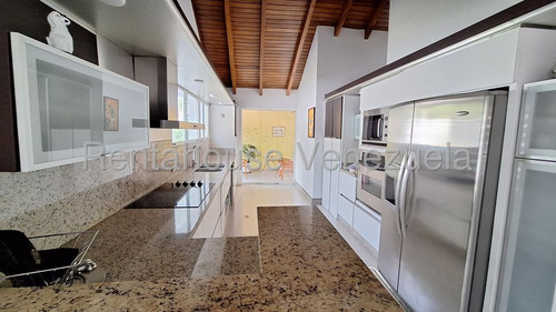 Hermosa Casa, Con Excelente Distribución Y Amplios Espacios Listos Para El Disfrute De La Familia. Fácil Mantenimiento Y Con Excelente Ubicación En Una De Las Mejores Urbanizaciones De Valencia