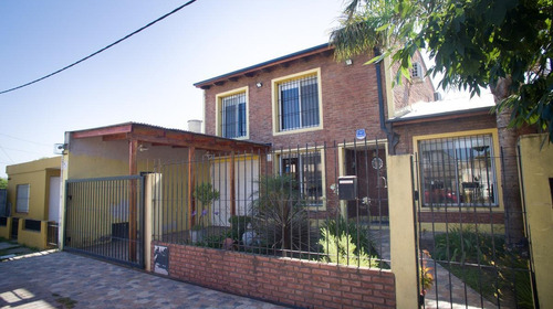 Imagen 2 de 16 de Casa De 3 Dormitorios Con Cochera Cerrada, Pileta Y Quincho En La Ciudad De Perez