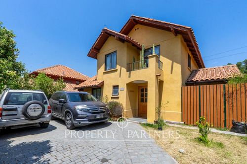Cómoda Casa De 4 Dormitorios En Condominio De La H...