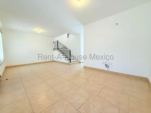 Casa En Renta De 3 Recamaras En El Salitre