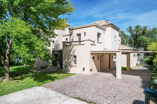 Casa En Venta Barrio Los Jazmines, Pilar Del Este