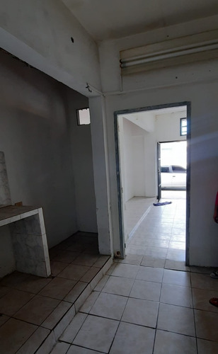Imagen 3 de 5 de En Alquiler Local Comercial En Av Aragua A Pie De Calle