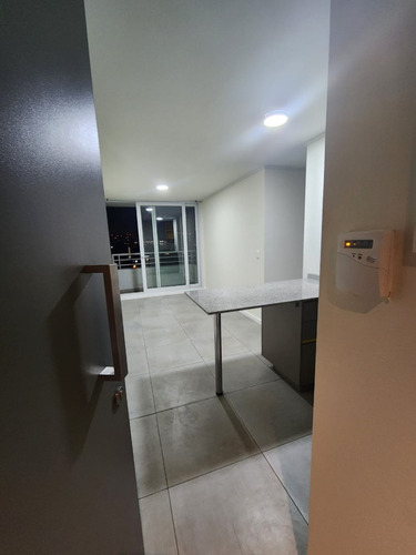 Excelente Ubicación De Departamento De 2 D Y 2 B, Metro