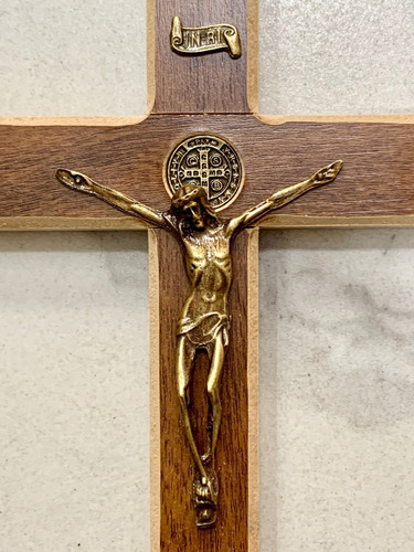 Crucifixo De Madeira E Metal Medalha São Bento 23cm Lindo