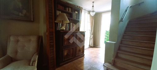 Casa En Venta De 5 Dorm. En Ñuñoa