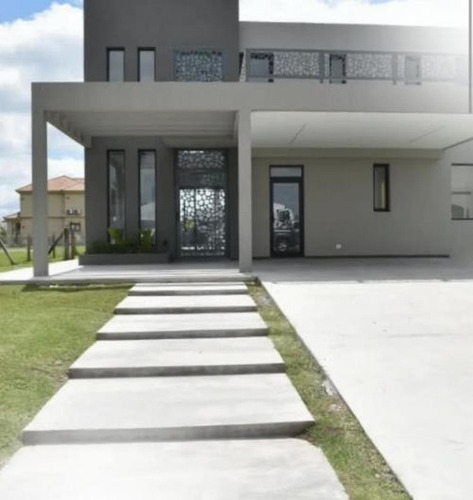 Casa En Venta - 3 Dormitorios 3 Baños - 800mts2 - Canning