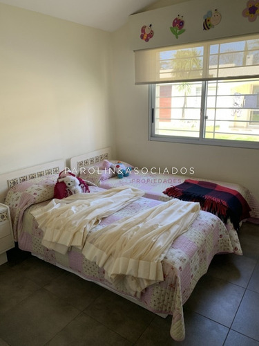 Casa De Cuatro Dormitorios Completamente Reciclada En Venta En Playa Mansa- Ref: 2679