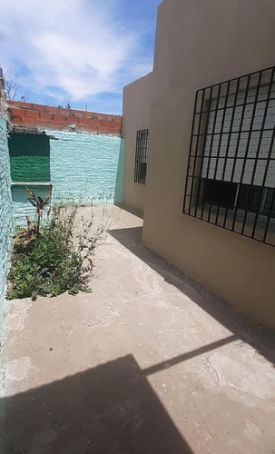 Casa En Venta - 2 Dormitorios 1 Baño - Cochera - 200mts2 - Lomas De Zamora