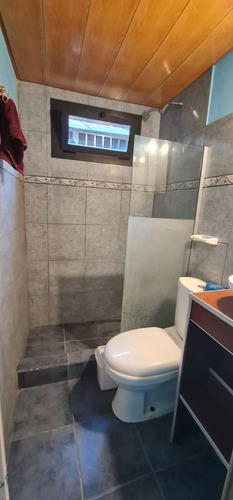 Casa Tipo Chalet De 5 Ambiente Con Gge Cubierto , Jardin,fondo , Quincho, 3 Baños, Desarrollada En 2 Plantas, Sobre Lote De 8.x 24 Mts
