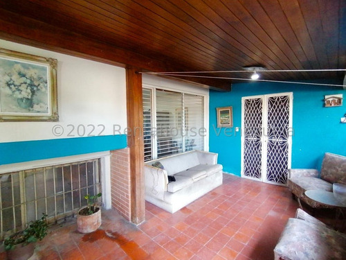 Dennymar, Vende Al Este De La Ciudad, Acogedora Casa Distribuida Armónicamente En 6hab, 4 Baños, Sala Comedor, Cocina, Ideal Para Acondicionar Y Personalizar A Gusto Propio, Contáctame Be557e