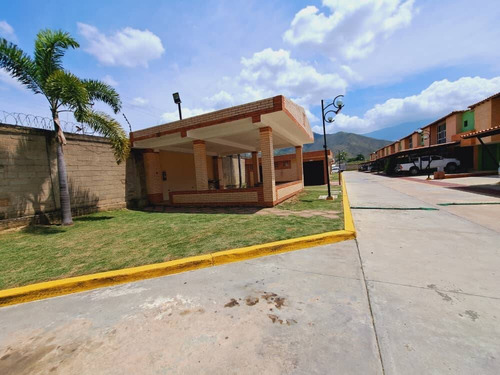 Solo Clientes (137mts2) En Venta Tonwhouse En Villa Fontana Totalmente Remodelado