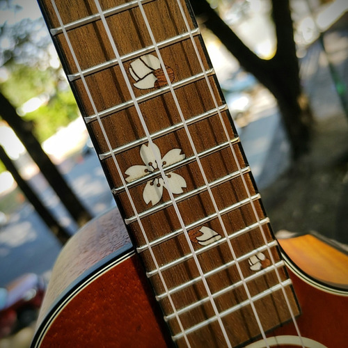 Imagen 7 de 8 de Ukelele Bamboo Concierto Blossom Sunburst C/funda Acolchada