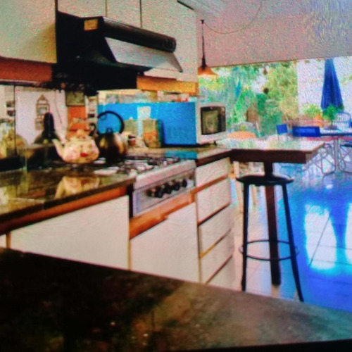Excelente Propiedad Con Garage,parque Y Piscina.