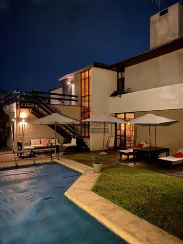 Casa En Mansa, 5 Dormitorios *- Ref: 3183