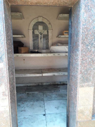 Imagen 3 de 4 de Venta De Bóveda En Cementerio Municipal De Lanus, Todo En Marmol