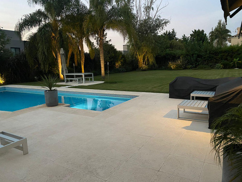 Hermosa Propiedad En Venta En Barrio Privado Santa Ana