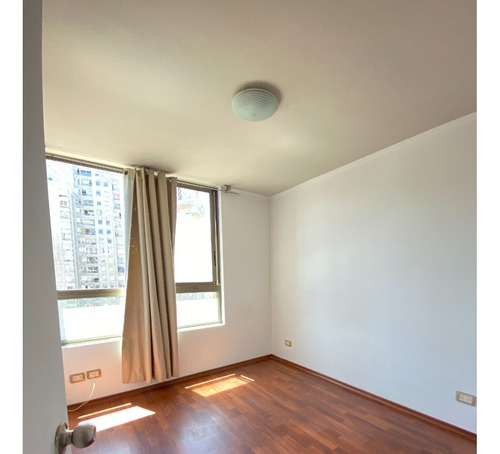 Amplio Departamento, Piso 12, A Pasos Del Metro Santa Lucía