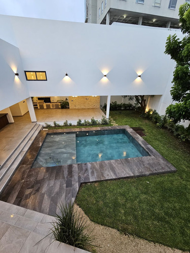 Residencia De Lujo En Venta Ubicada En La Privada Bosques De Altabrisa, Merida.