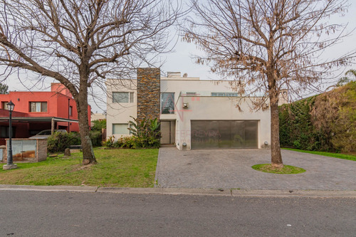 Importante Casa En Fincas De Iraola