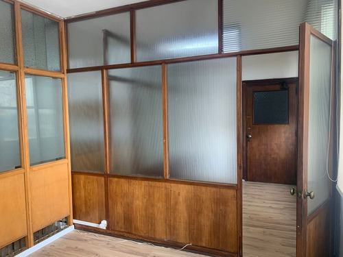 Se Vende Oficina En Ciudad Vieja, Calle Zabala, A Metros De La Rambla 25 De Agosto.