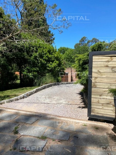 Gran Residencia En Barrio Golf Disponible En Alquiler Temporario Y Venta, Punta Del Este- Ref: 30327