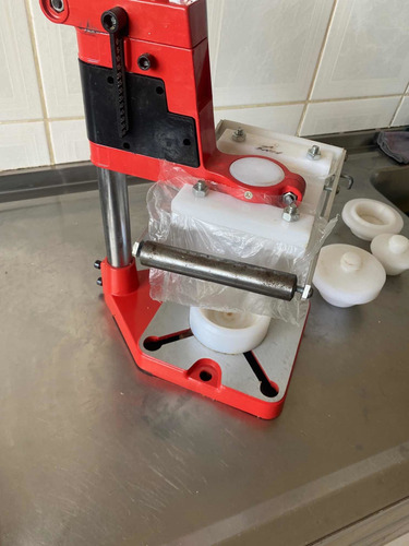 Imagem 4 de 5 de Máquina De Abrir E Fechar Empadas Com 2 Tamanhos De Forma