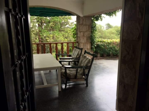 Se Vende Casa En La Cumbre Barrio Golf, De Estilo Con Vistas