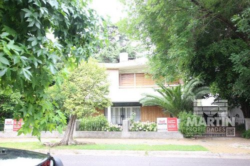 Casa Sobre Lote De 838 M2, Con Gran Parque Y Pileta - La Lucila, Excelente Ubicación