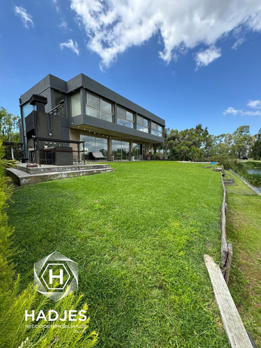 Casa En Venta, Nuevo Quilmes Moderna Con Piscina A La Laguna
