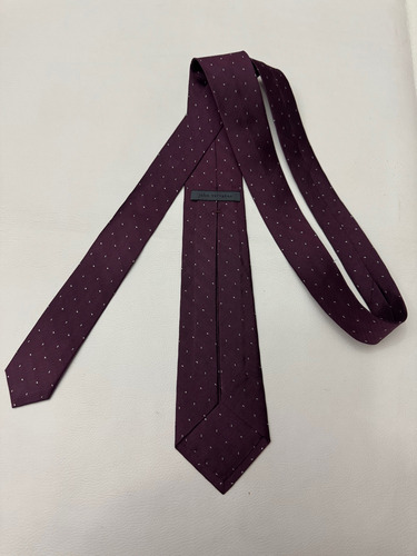 Corbata John Varvatos, Color Vino Con Vivos Blancos Bordó Lisa 1.5 M (Usado)