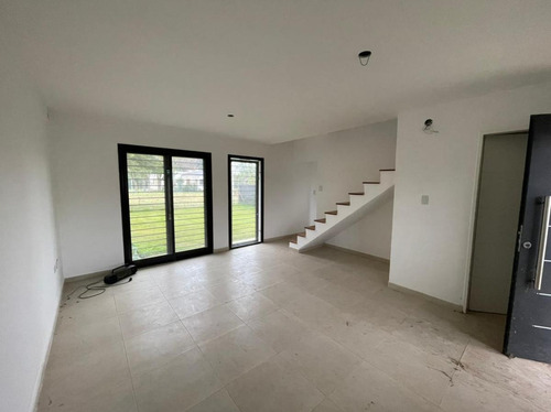 Imagen 3 de 16 de Dúplex Tipo Casa En Venta. Villa Elisa