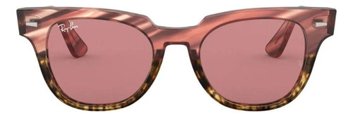 Anteojos de sol Ray-Ban Wayfarer Meteor Standard con marco de acetato color gloss striped pink gradient beige, lente violet de cristal clásica, varilla pink de acetato - RB2168