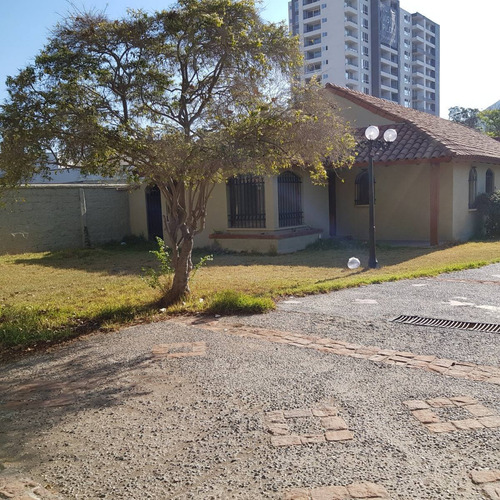 1130m2 Terreno Con Casa Aislada Bien Remodelada .