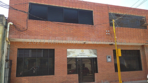 De Oportunidad Local Comercial En Venta Con Excelente Ubicacion Alto Trafico Comoda Area De Exhibicion, Oficina, Deposito Y Amplia Mezzanina Fachada De Tablilla 