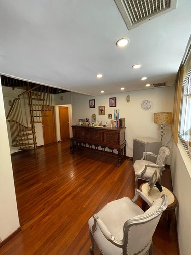 En Venta Casa Urbanización Colinas De Santa Mónica, Con Piscina Y Calle Cerrada.