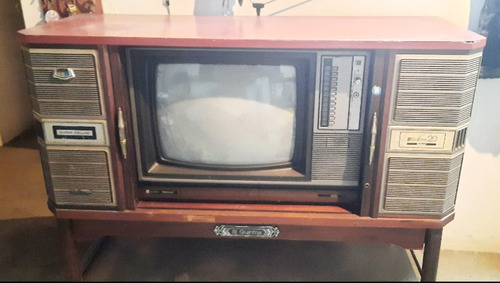 Televisor A Color Antiguo De Madera Funcionando Oferta