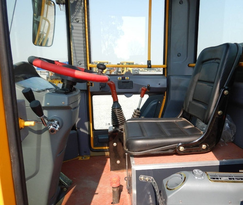Imagen 12 de 15 de 06) Montacargas Veload H35 7700 Lbs Diesel Seminuevo