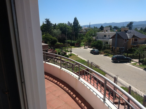 Casa Chalet De Dos Plantas Con Vistas Hacia La Montaña En Ubicación Tranquila Y Cerca Del Centro.