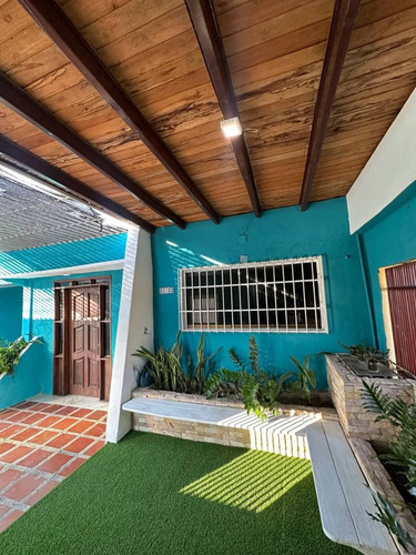 En Venta Bella Y Comoda Casa En Urbanizacion Valle Hondo Cerca Del Distribuidor Negrura