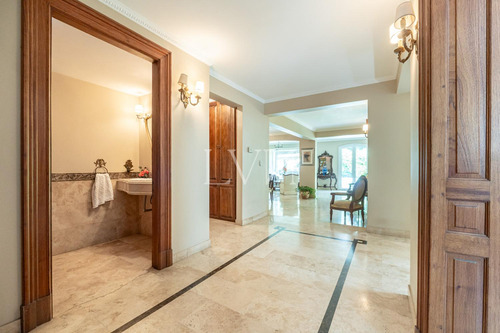 Venta Casa De 8 Ambientes Con Pileta , Jardín Y Parrilla - San Isidro
