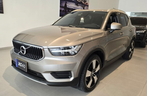 Volvo XC40 MOMENTUM T4